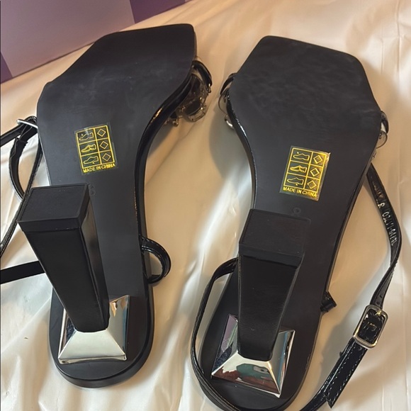 Elegant Black and Green Heels with Stylish Design - Picture 6 of 6